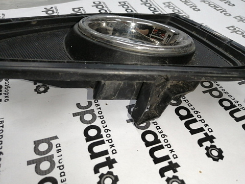 Фотография детали AA045554; Накладка ПТФ правая (52030-42050) для Toyota Rav4 40 рест. (2015 — 2019)/БУ; Оригинал; Р1, Мелкий дефект; . Фото номер 3