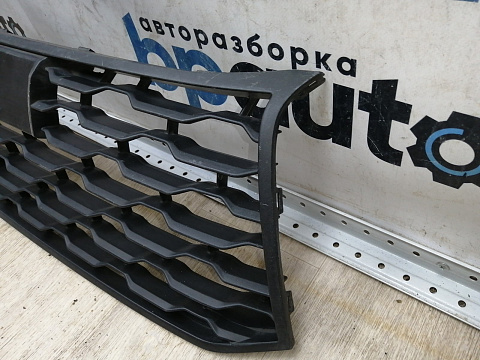 Фотография детали AA045278; Решетка переднего бампера; под паркт. (6402A373) для Mitsubishi Pajero Sport III (2015-2020)/БУ; Оригинал; Р1, Мелкий дефект; . Фото номер 3