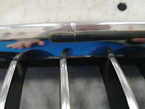 Фотография детали AA034172; Решетка радиатора правая, 13 перемычек (51137211658) для BMW 7 серия F01 F02/БУ; Оригинал; Р1, Мелкий дефект; . Фото номер 2