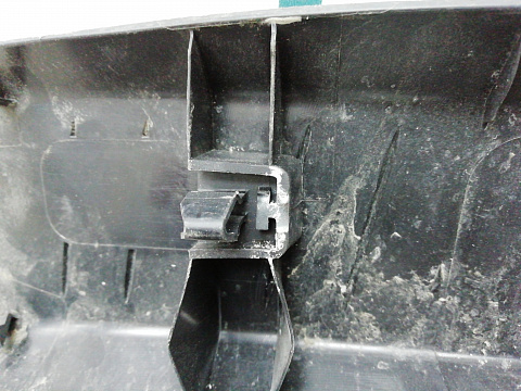 Фотография детали AA003565; Накладка задней панели внутренняя (KD45-6889X) для Mazda CX-5/БУ; Оригинал; Р1, Мелкий дефект; . Фото номер 10