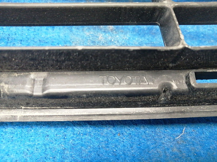 AA030059; Решетка переднего бампера верхняя; без камер. (53112-42100) для Toyota Rav4 40 рест. (2015 — 2019)/БУ; Оригинал; Р1, Мелкий дефект; 