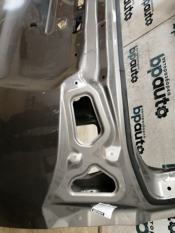 Фотография детали AA043228; Крышка багажника (67005-42430) для Toyota Rav4 40 (2013 — 2015)/БУ; Оригинал; Р2, Удовлетворительное; . Фото номер 15