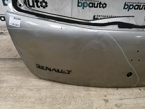 Фотография детали AA038316; Крышка багажника (901006269R) для Renault Sandero I (2009-2014)/БУ; Оригинал; Р3, Под восстановление; . Фото номер 5