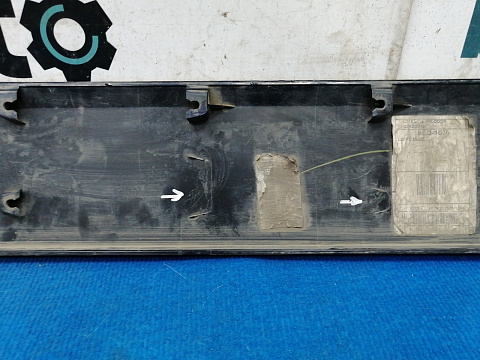 Фотография детали AA024141; Накладка откидного борта  (9H22-40706-A) для Land Rover Discovery/БУ; Оригинал; Р1, Мелкий дефект; . Фото номер 9