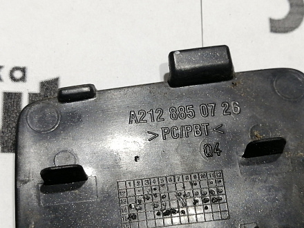 AA045469; Заглушка букс. крюка заднего бампера (A2128850726) для Mercedes-Benz E-klasse IV Sedan рест. (W212) (2013-2016)/БУ; Оригинал; Р1, Мелкий дефект; 