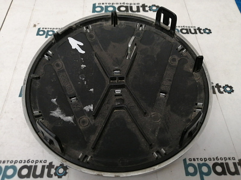 Фотография детали AA038053; Эмблема на решетку радиатора (6C0853600) для Volkswagen Polo V рест. Sedan (2015-2020)/БУ; Оригинал; Р1, Мелкий дефект; . Фото номер 2