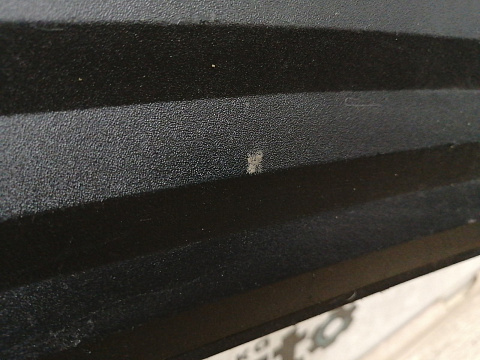 Фотография детали AA036476; Накладка заднего бампера верхняя (15203818) для Cadillac Escalade III (2006-2013)/БУ; Оригинал; Р1, Мелкий дефект; . Фото номер 3