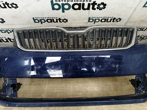 Фотография детали AA028966; Бампер передний; без паркт.; без омыват. (60U 807 217B) для Skoda Rapid/БУ; Оригинал; Р1, Мелкий дефект; . Фото номер 4