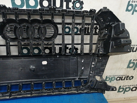 Фотография детали AA030010; Решетка радиатора; без паркт. (8U0 853 653 A) для Audi Q3 I (2011-2014)/БУ; Оригинал; Р2, Удовлетворительное; . Фото номер 13
