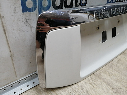 AA045273; Накладка крышки багажника, без кнопок (76811-60190) для Toyota Land Cruiser Prado 150 (2010 — 2013)/БУ; Оригинал; Р0, Хорошее; (070) Белый перламутр 3х. сл.