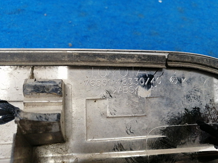 AA030911; Накладка крышки багажника; под камер. (76801-48330) для Toyota Highlander II рест. (2010 - 2013)/БУ; Оригинал; Р2, Удовлетворительное; 