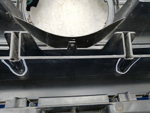 Фотография детали AA033607; Решетка радиатора (2E0853653E) для Volkswagen Crafter (2006-2016)/БУ; Оригинал; Р2, Удовлетворительное; . Фото номер 22