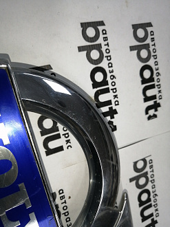 AA045540; Эмблема решетки радиатора (30796425) для Volvo XC60/БУ; Оригинал; Р1, Мелкий дефект; 