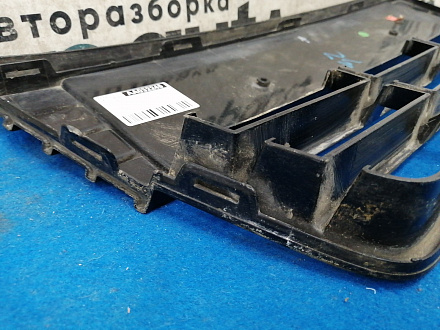 AA032245; Решетка переднего бампера центральная, глянцевая (BM51-17K945-E) для Ford Focus/БУ; Оригинал; Р1, Мелкий дефект; 