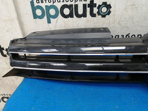Фотография детали AA028223; Решетка радиатора (5K0853651AL) для Volkswagen Golf/БУ; Оригинал; Р2, Удовлетворительное; . Фото номер 7