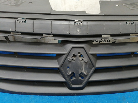 AA032848; Решетка радиатора (8200752748) для Renault Logan I рест. (2009-2015)/БУ; Оригинал; Р1, Мелкий дефект; 