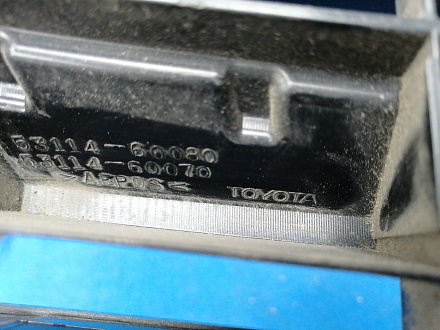 AA015542; Решетка радиатора; под камер. (53101-60661) для Toyota Land Cruiser Prado 150 (2010 — 2013)/БУ; Оригинал; Р1, Мелкий дефект; 