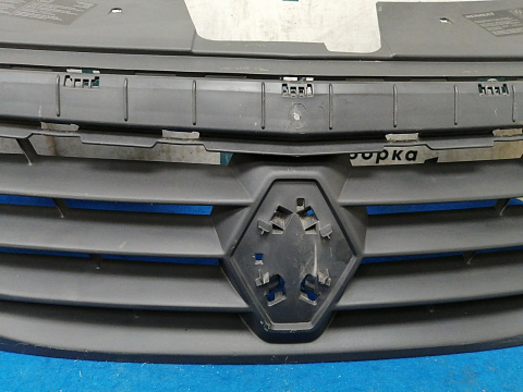 Фотография детали AA032848; Решетка радиатора (8200752748) для Renault Logan I рест. (2009-2015)/БУ; Оригинал; Р1, Мелкий дефект; . Фото номер 5