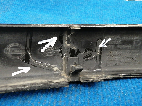 Фотография детали AA036523; Молдинг переднего бампера правый (62074-EM30A) для Nissan Tiida/БУ; Оригинал; Р3, Под восстановление; . Фото номер 6