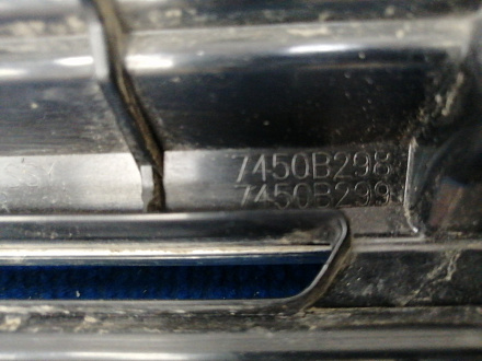 AA027387; Решетка радиатора (7450B298) для Mitsubishi Outlander III рест.3 (2018-н.в.)/БУ; Оригинал; Р1, Мелкий дефект; 