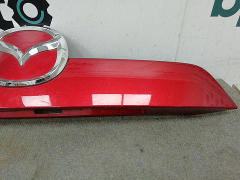 Фотография детали AA008114; Накладка крышки багажника (KD53-50811) для Mazda CX-5/БУ; Оригинал; Р1, Мелкий дефект; . Фото номер 3