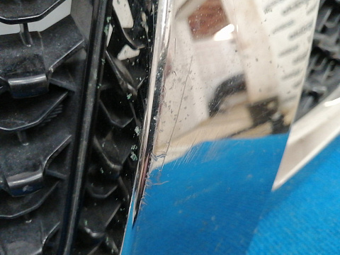 Фотография детали AA037716; Решетка радиатора (62310-3UB0A) для Nissan X-Trail II (T31) рест. (2011-2015)/БУ; Оригинал; Р1, Мелкий дефект; . Фото номер 3