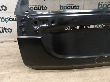AA033907; Крышка багажника; под камер. (5801B818) для Mitsubishi Outlander/Нов с деф; Оригинал; Р1, Мелкий дефект; 