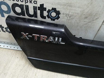 AA045055; Накладка крышки багажника нижняя, пластик (90901-JG00A) для Nissan X-Trail T31/БУ; Оригинал; Р1, Мелкий дефект; 