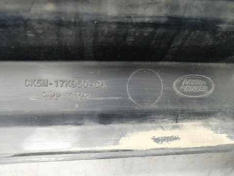 Фотография детали AA017946; Накладка на задний бампер (CK5M-17K950-CA) для Land Rover Range Rover/БУ; Оригинал; Р1, Мелкий дефект; . Фото номер 5