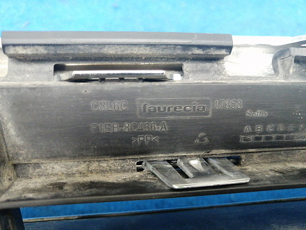 AA030081; Решетка радиатора (F1EB-8C436-A) для Ford Focus/БУ; Оригинал; Р2, Удовлетворительное; 