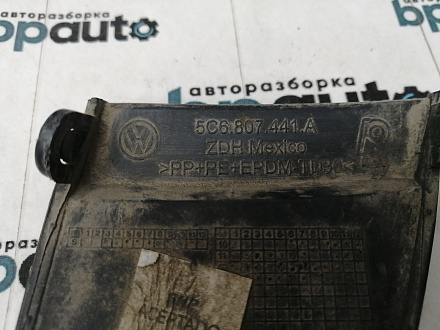 AA024913; Заглушка буксир. крюка заднего бампера (5С6807441A) для Volkswagen Jetta VI (2010- 2014)/БУ; Оригинал; Р0, Хорошее; 