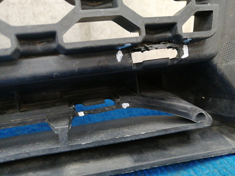 Фотография детали AA036541; Решетка переднего бампера (GX73-17H750-AA) для Jaguar XE I (2015-2019)/БУ; Оригинал; Р1, Мелкий дефект; . Фото номер 9