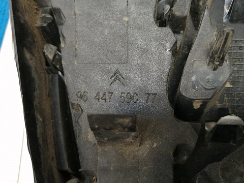 Фотография детали AA038061; Эмблема на решетку радиатора (9644759077)/БУ; Оригинал; Р1, Мелкий дефект; . Фото номер 6