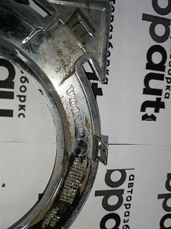 AA045540; Эмблема решетки радиатора (30796425) для Volvo XC60/БУ; Оригинал; Р1, Мелкий дефект; 