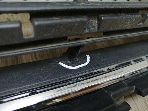 Фотография детали AA046151; Решетка переднего бампера (5G0853677A) для Volkswagen Golf/БУ; Оригинал; Р1, Мелкий дефект; . Фото номер 6