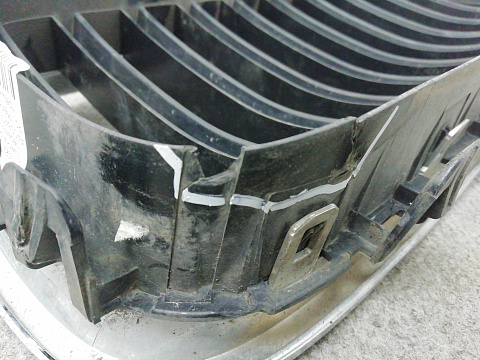 Фотография детали AA008407; Решетка радиатора левая, 10 перемычек (51137412323) для BMW 5 серия F10 F11/БУ; Оригинал; Р1, Мелкий дефект; . Фото номер 9