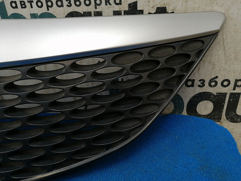 Фотография детали AA036917; Решетка радиатора (BP4K-50711) для Mazda 3 BK/БУ; Оригинал; Р0, Хорошее; (22V) Серебро. Фото номер 2