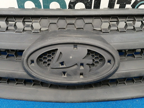 Фотография детали AA037787; Решетка радиатора (8450091244) для Lada Largus I (2012 — 2021)/БУ; Оригинал; Р1, Мелкий дефект; . Фото номер 3