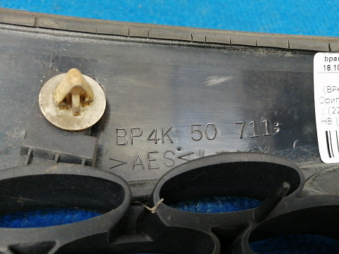 Фотография детали AA036917; Решетка радиатора (BP4K-50711) для Mazda 3 BK/БУ; Оригинал; Р0, Хорошее; (22V) Серебро. Фото номер 11