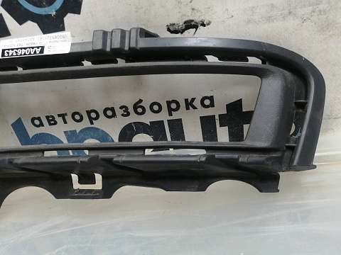 Фотография детали AA046343; Накладка ПТФ левая, без хрома (5G0853211E) для Volkswagen Golf/БУ; Оригинал; Р1, Мелкий дефект; . Фото номер 3