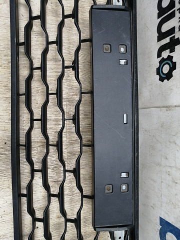 Фотография детали AA045278; Решетка переднего бампера; под паркт. (6402A373) для Mitsubishi Pajero Sport III (2015-2020)/БУ; Оригинал; Р1, Мелкий дефект; . Фото номер 13