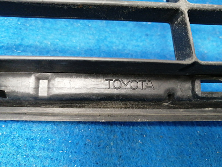AA019035; Решетка переднего бампера верхняя; без камер. (53112-42100) для Toyota Rav4 40 рест. (2015 — 2019)/БУ; Оригинал; Р1, Мелкий дефект; 