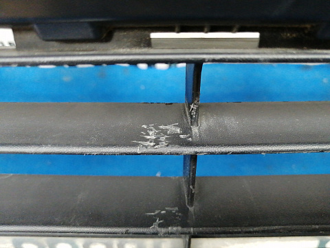 Фотография детали AA030551; Решетка переднего бампера (622542439R) для Renault Logan II (2013-2018)/БУ; Оригинал; Р1, Мелкий дефект; . Фото номер 6