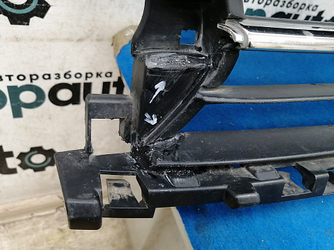 Фотография детали AA030551; Решетка переднего бампера (622542439R) для Renault Logan II (2013-2018)/БУ; Оригинал; Р1, Мелкий дефект; . Фото номер 3