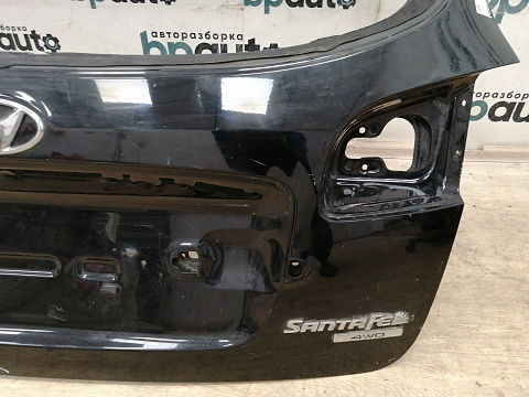 Фотография детали AA037678; Крышка багажника, под спойленр (73700-2B600) для Hyundai Santa Fe/БУ; Оригинал; Р2, Удовлетворительное; . Фото номер 11