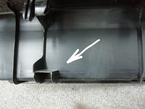 Фотография детали AA003565; Накладка задней панели внутренняя (KD45-6889X) для Mazda CX-5/БУ; Оригинал; Р1, Мелкий дефект; . Фото номер 7