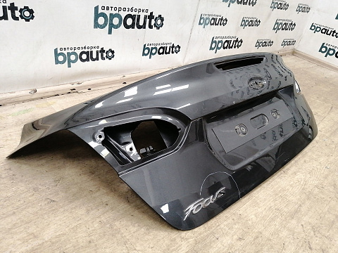Фотография детали AA039246; Крышка багажника (F1EB-F40617-AB) для Ford Focus III Sedan рест. (2015- 2019)/БУ; Оригинал; Р1, Мелкий дефект; . Фото номер 2