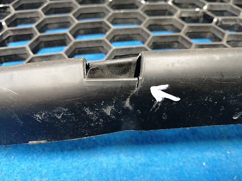 Фотография детали AA033703; Решетка переднего бампера (8200752803) для Renault Logan I рест. (2009-2015)/БУ; Оригинал; Р1, Мелкий дефект; . Фото номер 14