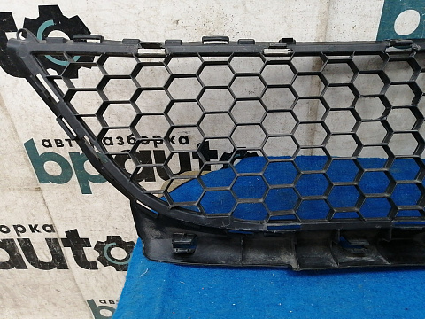 Фотография детали AA033703; Решетка переднего бампера (8200752803) для Renault Logan I рест. (2009-2015)/БУ; Оригинал; Р1, Мелкий дефект; . Фото номер 17