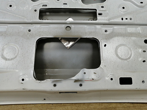 Фотография детали AA031697; Крышка багажника (67005-42650) для Toyota Rav4 50 (2019 -н.в.)/БУ; Оригинал; Р2, Удовлетворительное; . Фото номер 24